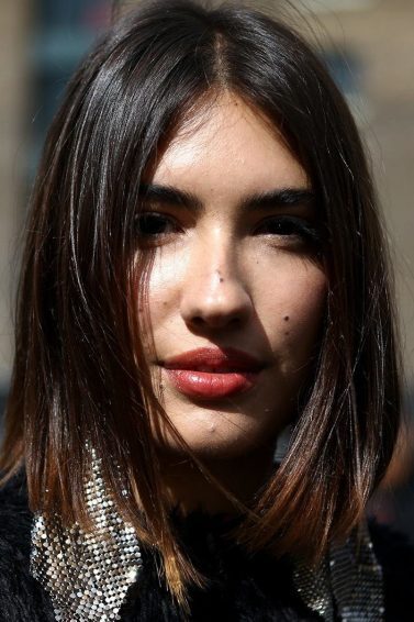 Mulher com cabelo liso médio castanho escuro
