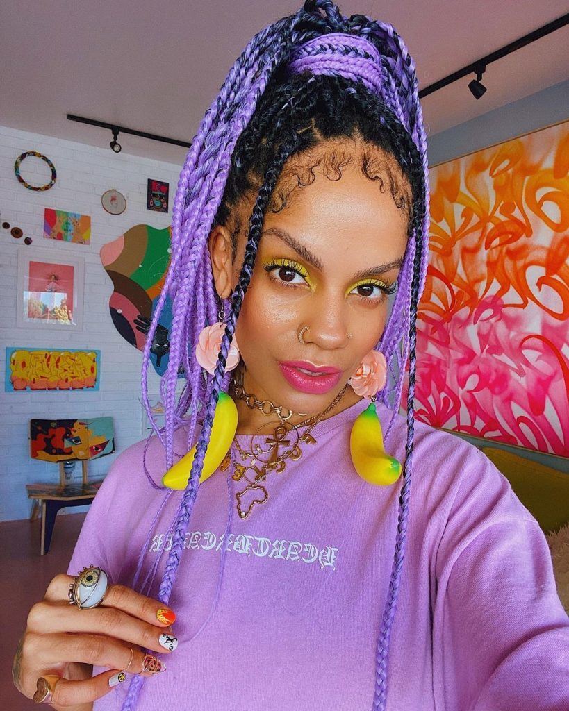 empreendedora maga moura com tranças box braids finass presas em rabo de cavalo