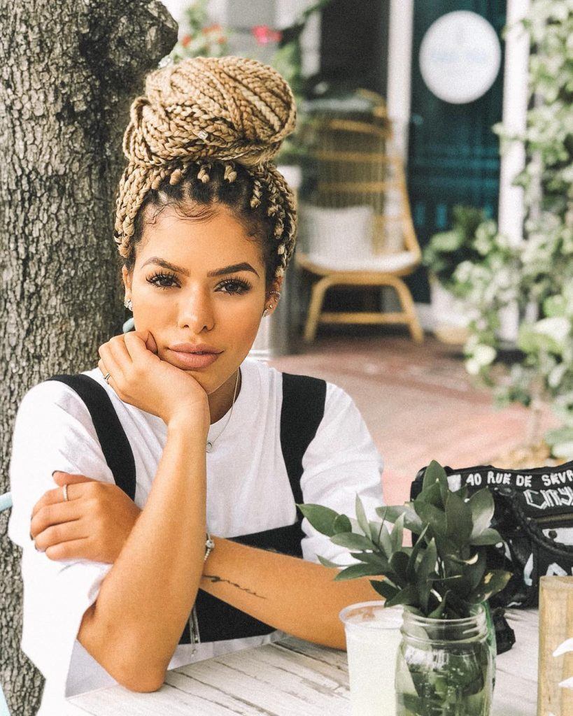 influenciadora rayza nicácio com box braids presas em um coque