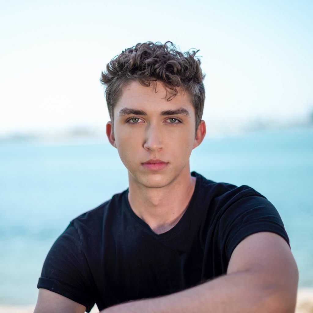 Cabelo ondulado masculino loiro