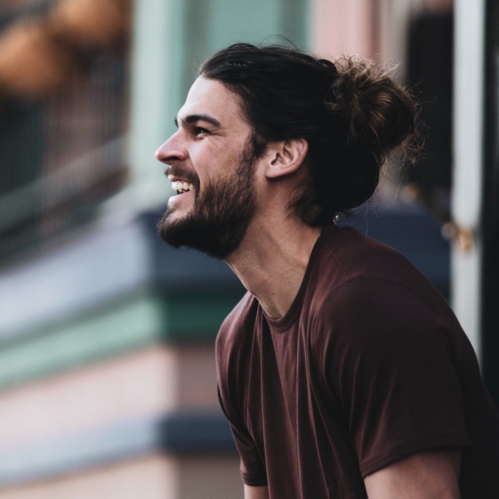 Homem com cabelo preso