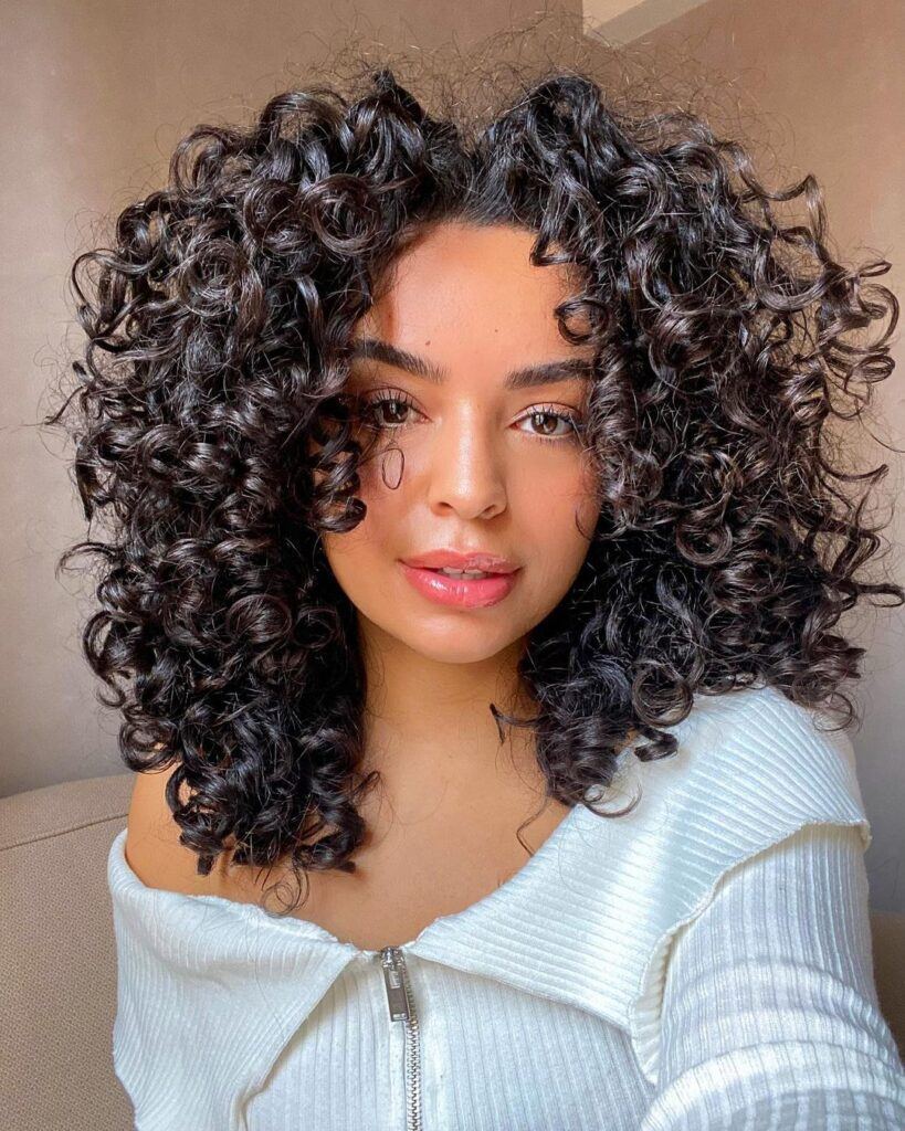 foto de cabelo cacheado tipo 3a corte repicado em camadas