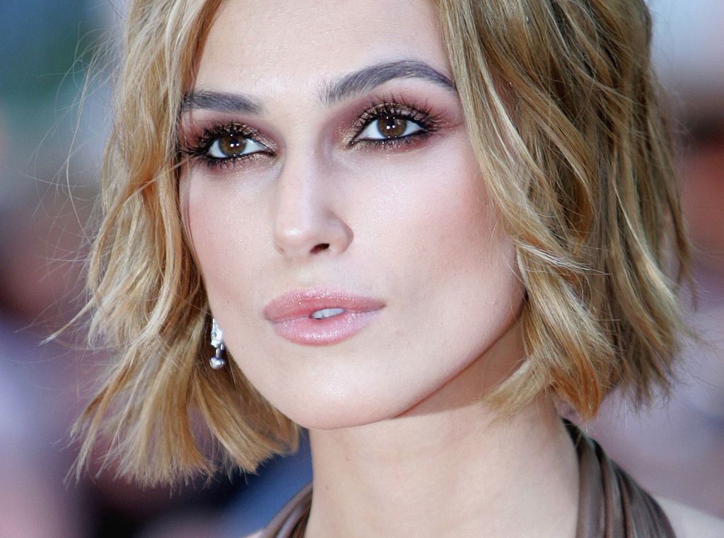 atriz keira knightly com cabelo chanel ondulado