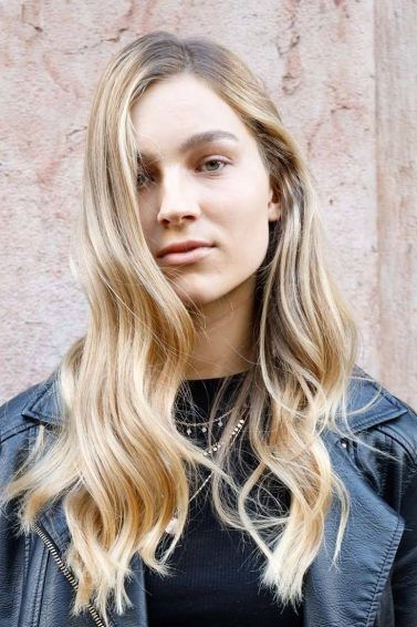 mulher com cabelo loiro longo ondulado