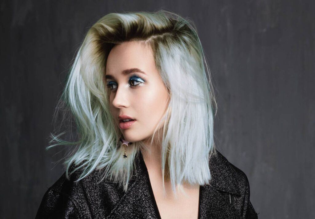 mulher com cabelo verde chumbado