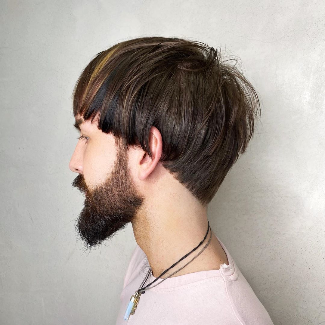 Homem com cabelo cuia