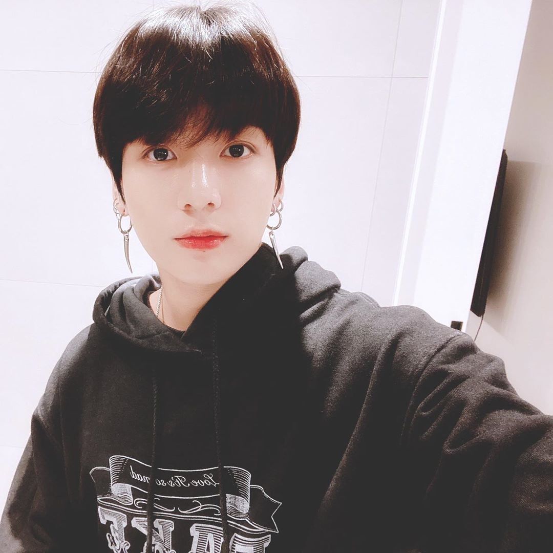 Jeon Jungkook com cabelo cuia