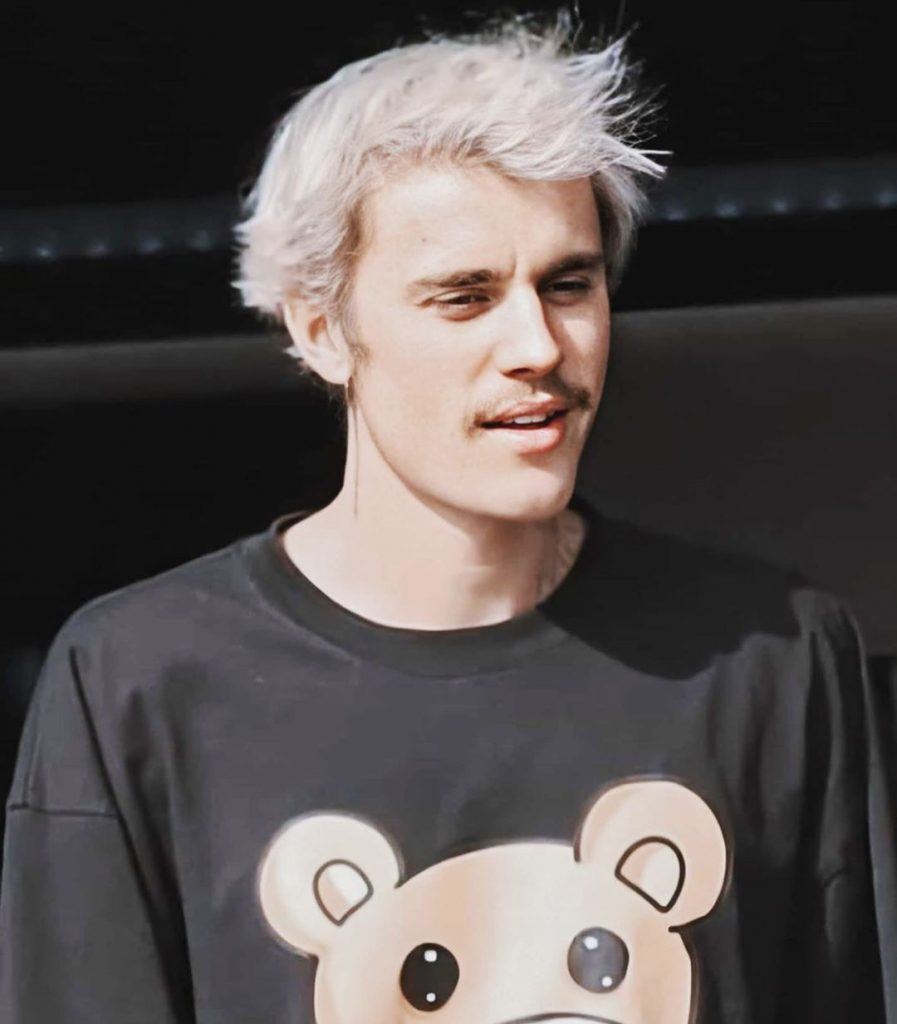 cantor justin bieber com cabelo descolorido