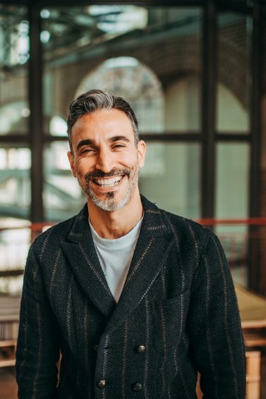 Homem com corte de cabelo curto e cabelo grisalho