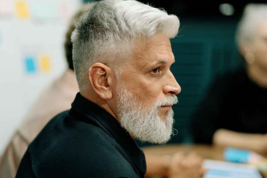 homem com cabelo liso grisalho degrade