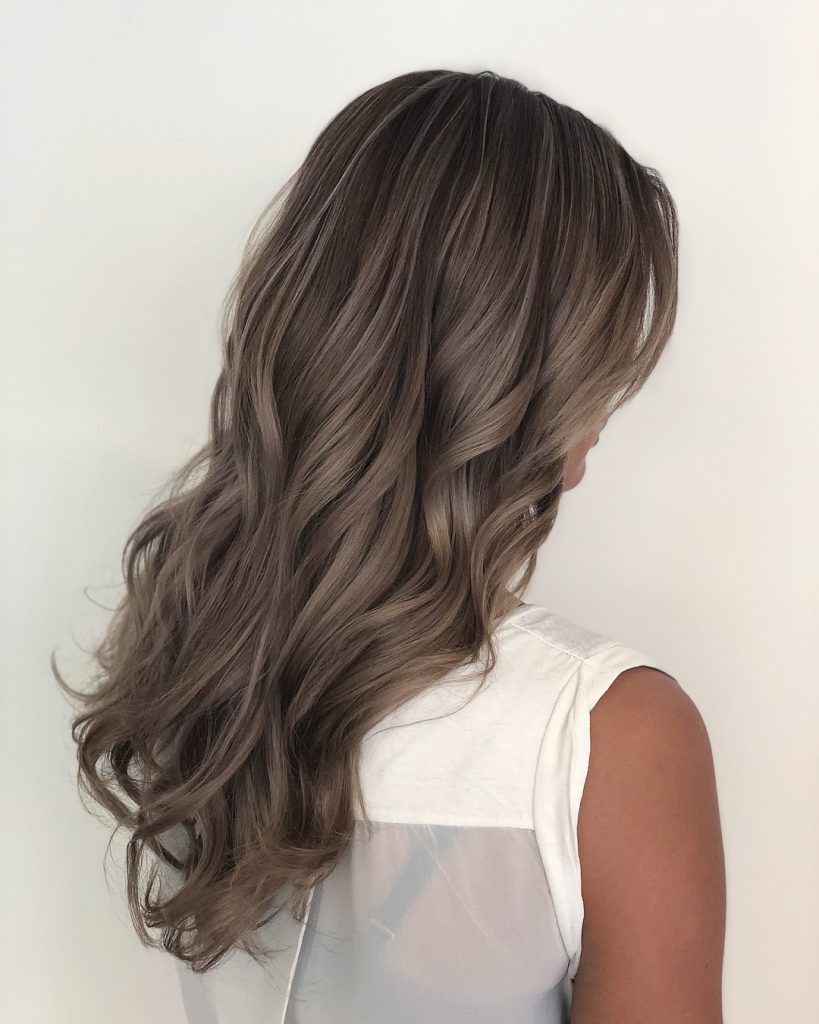 Modelo com cabelo loiro escuro acinzentado de costas