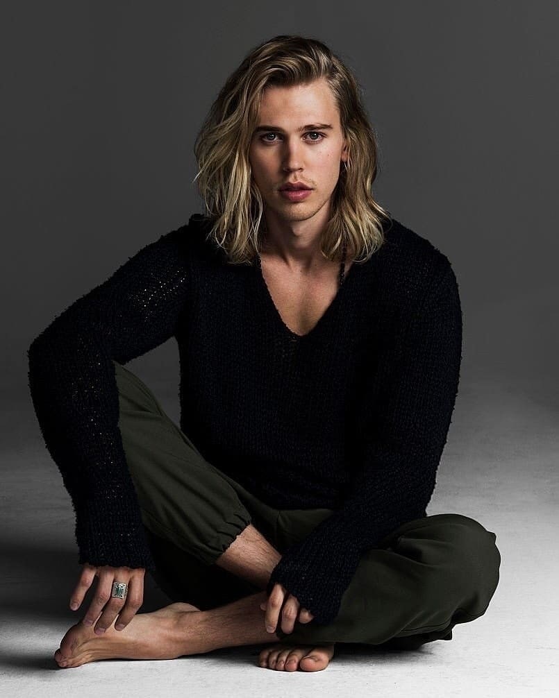 homem loiro de cabelo longo