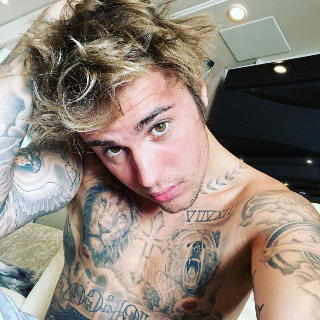 homem com cabelo loiro com luzes