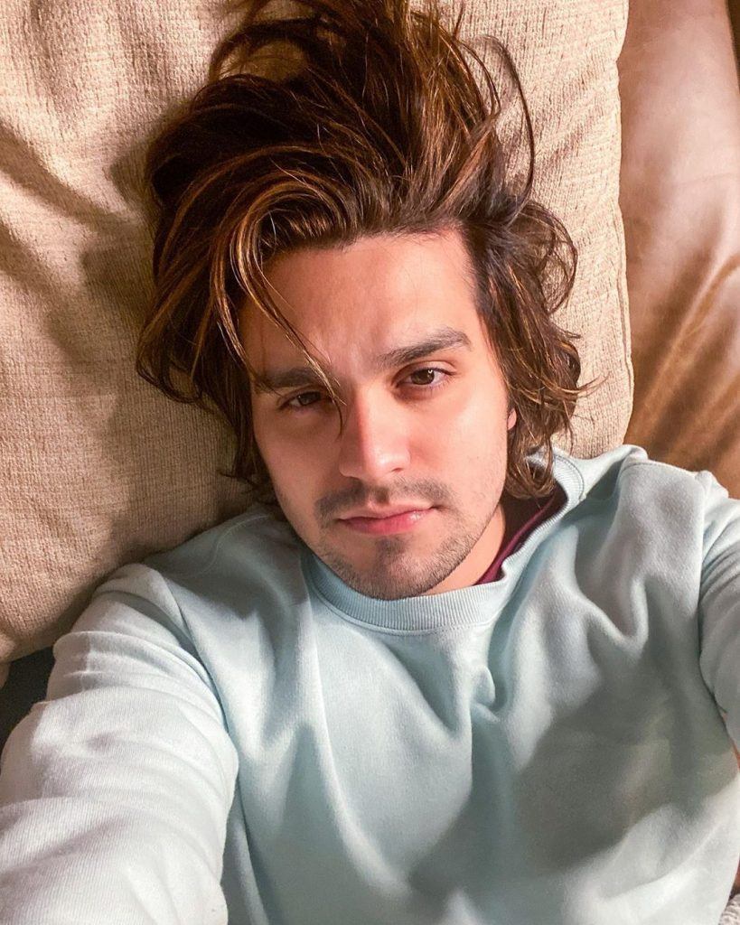 homem moreno com mechas loiras