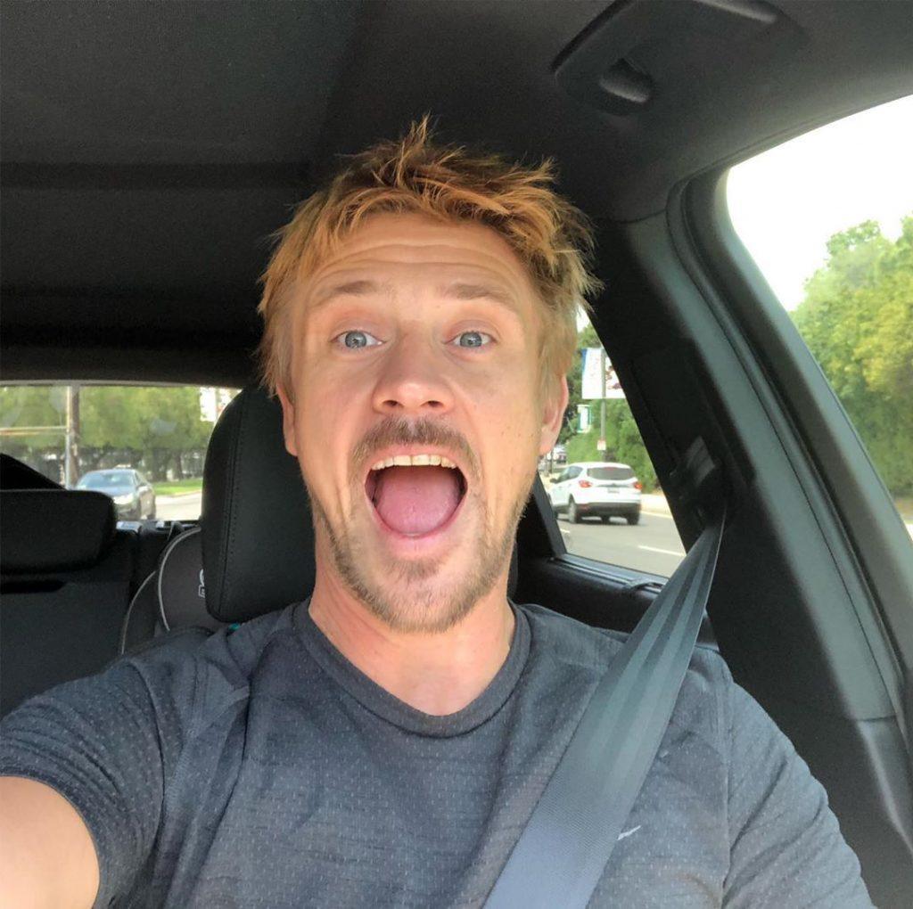 homem com cabelo loiro natural