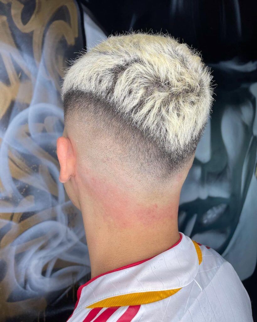 homem com corte asa delta com reflexo