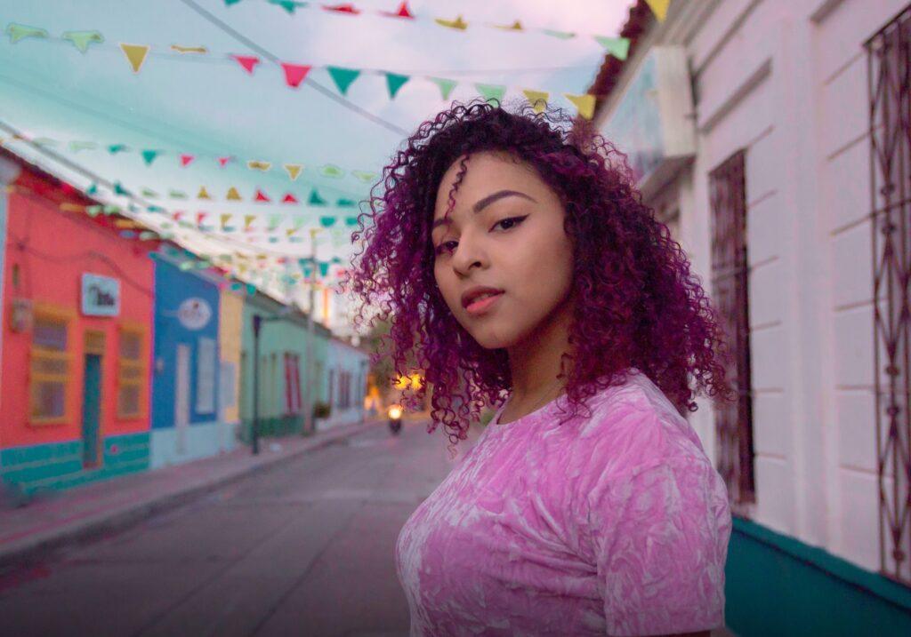 cabelo cacheado roxo violeta genciana