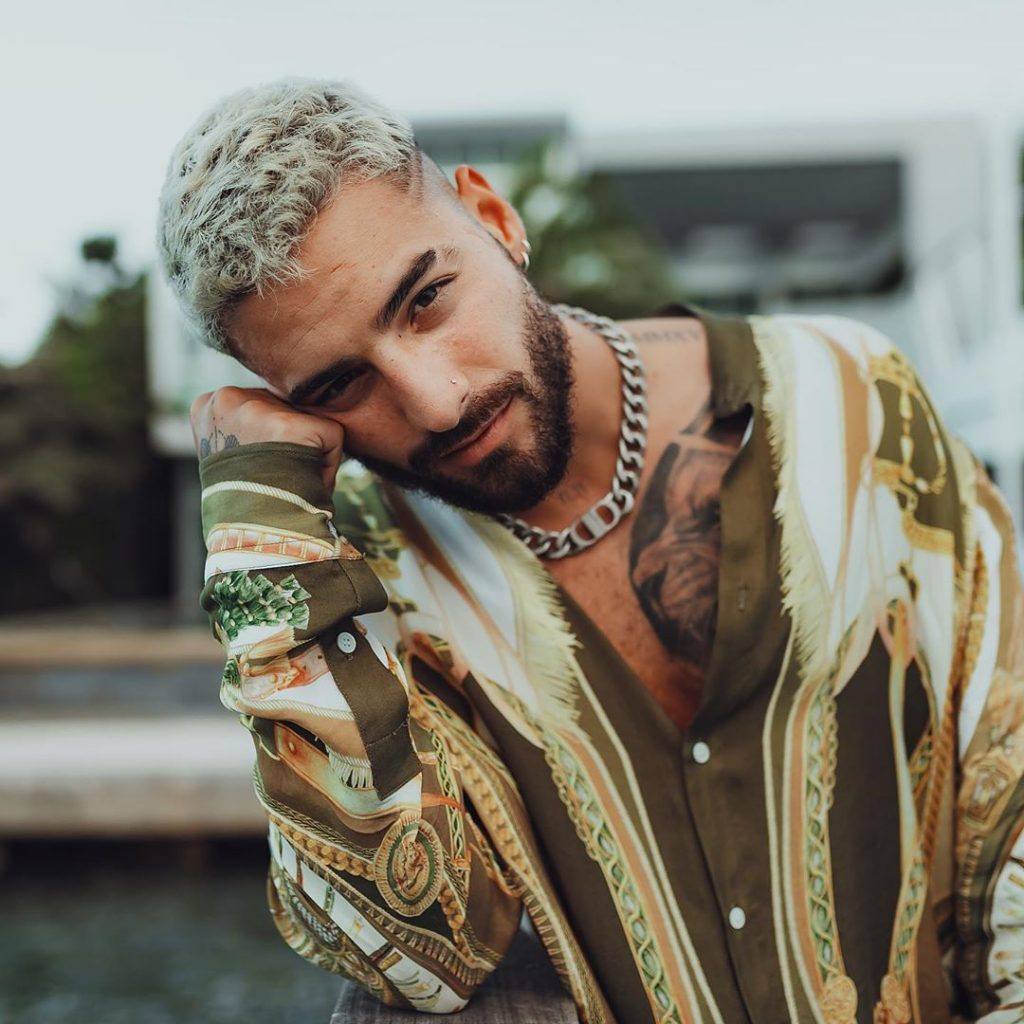 Cantor Maluma com cabelo curto platinado