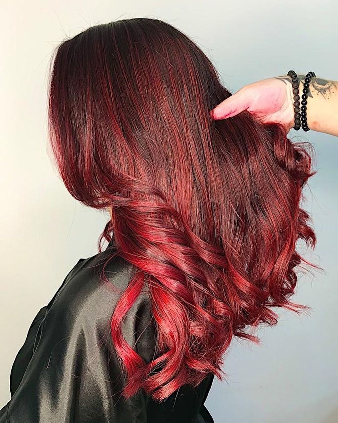 Mechas vermelhas em cabelo preto: saiba como fazer!