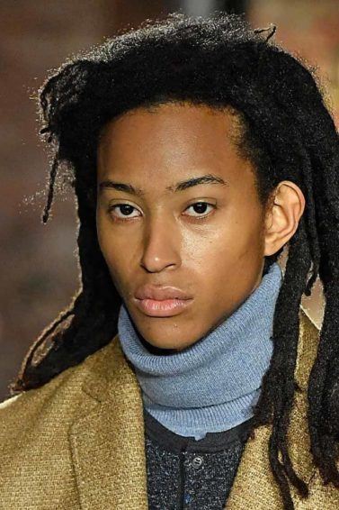 modelo com cabelo rastafári masculino