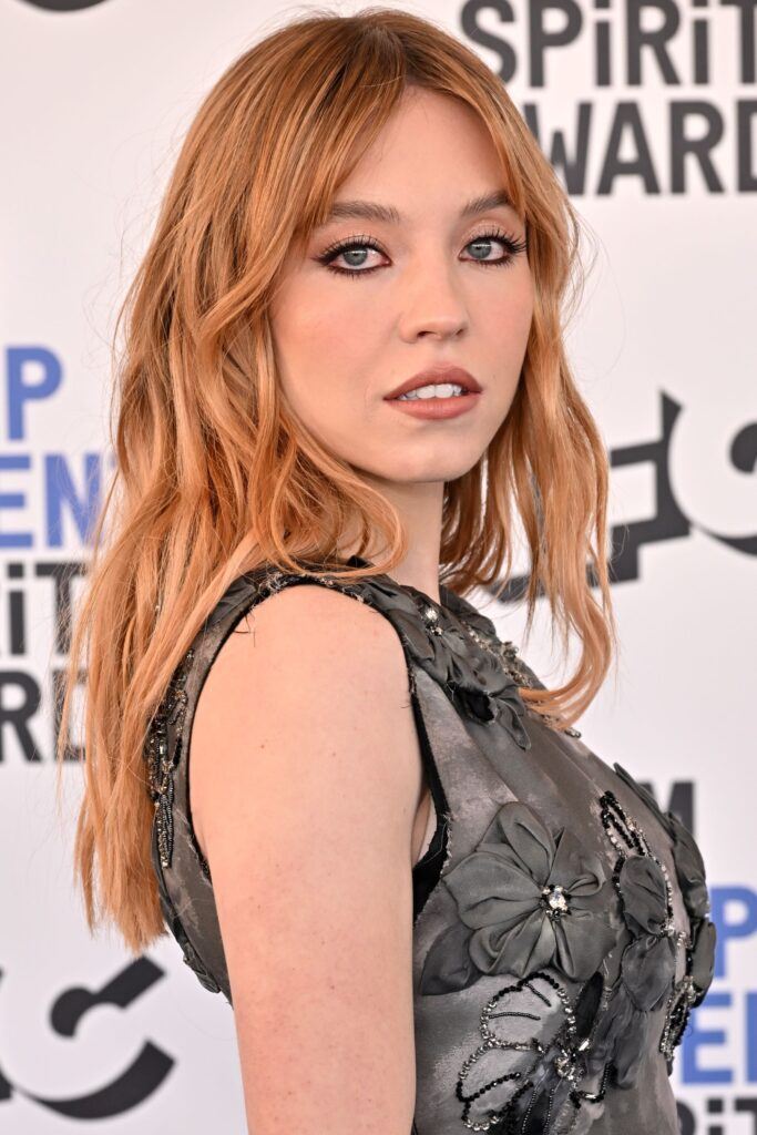 atriz sydney sweeney com ruivo acobreado dourado