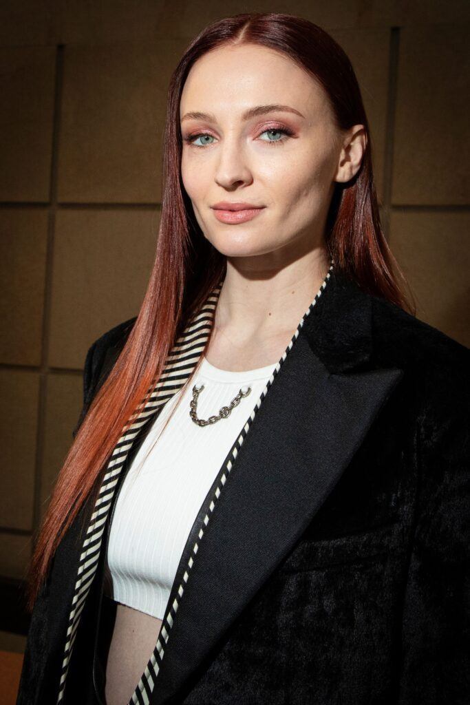 atriz sophie turner com cabelo ruivo acobreado escuro