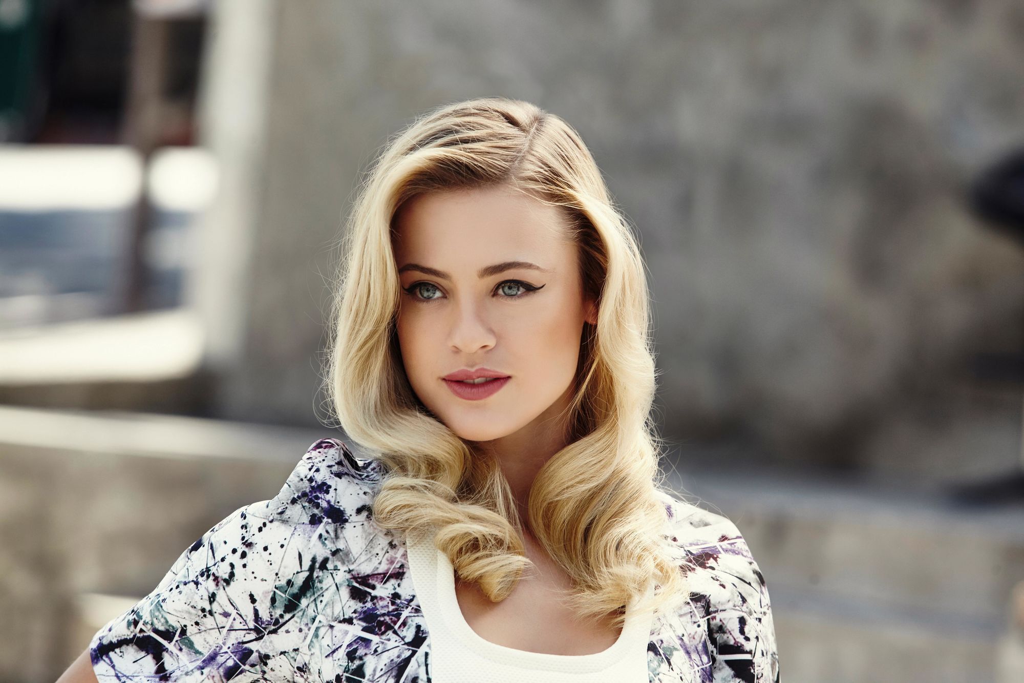 Modelo com cabelo loiro e penteado com ondas retrô