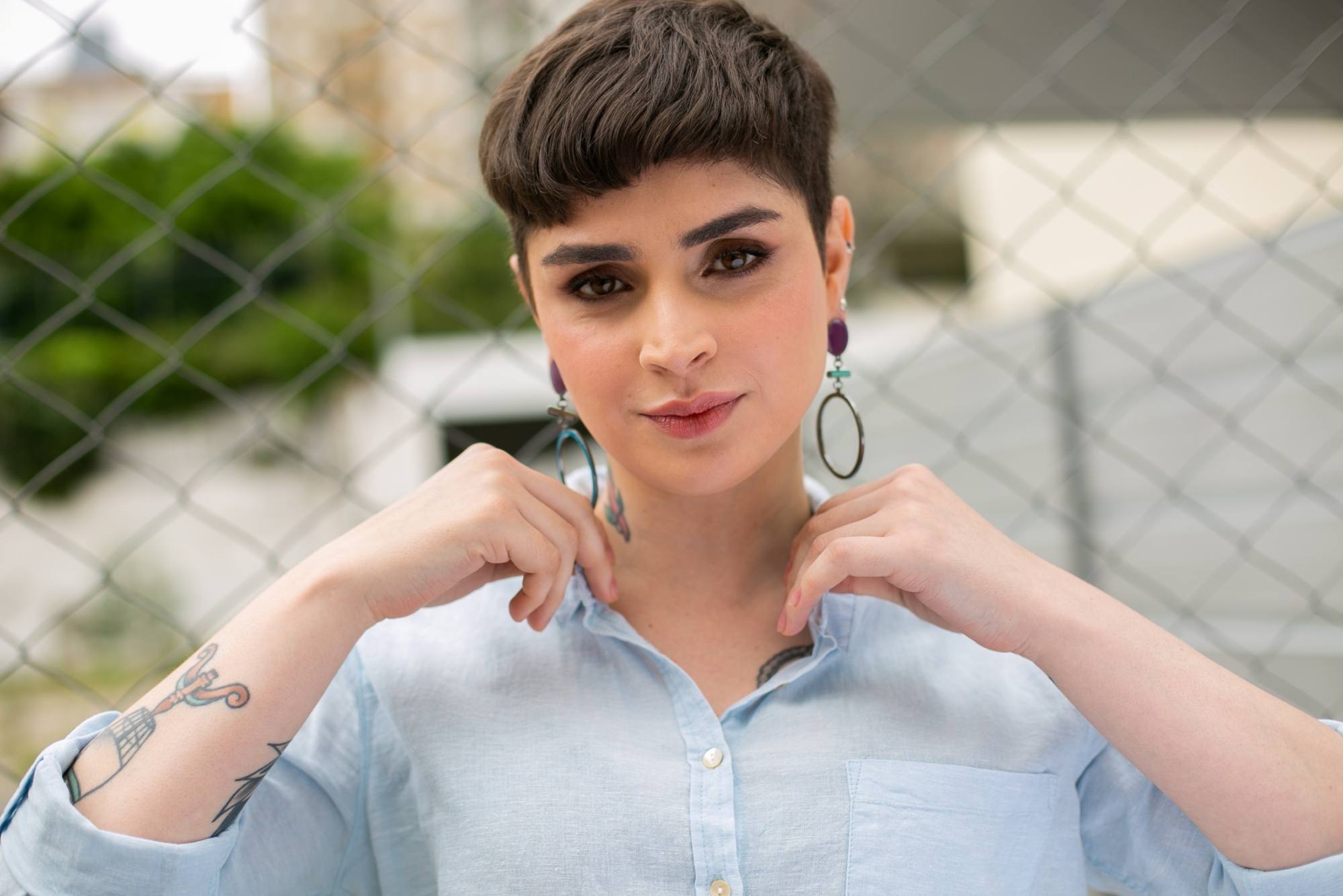Modelo com cabelos curtos e corte pixie