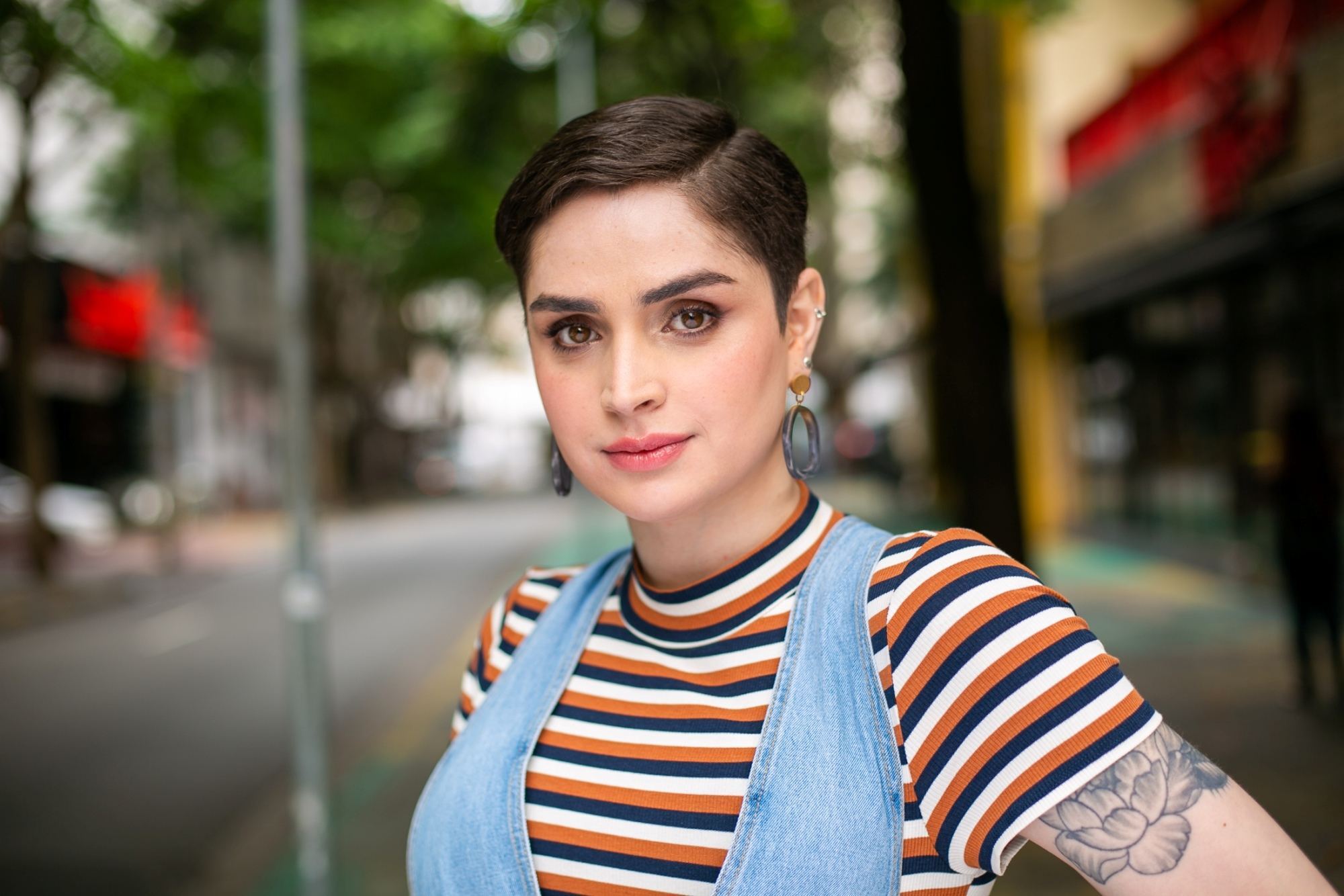 Modelo com cabelo joãozinho e cabelo dividido na lateral