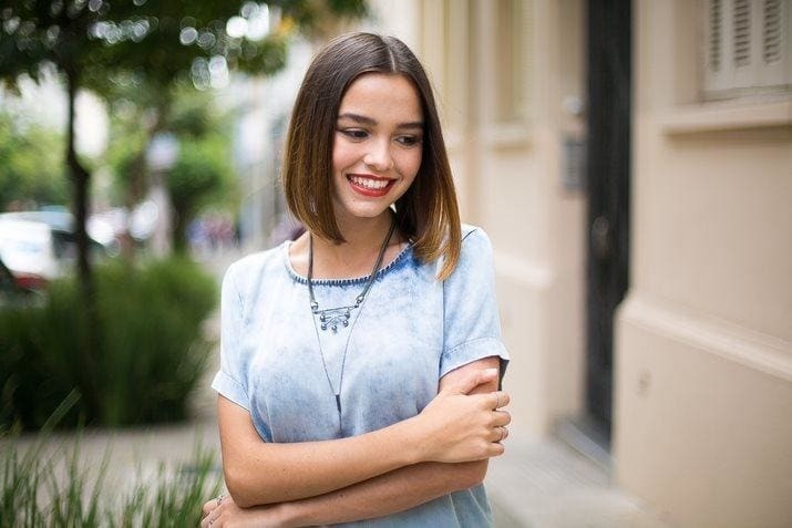 Modelo com cabelo com luzes nas pontas e corte chanel