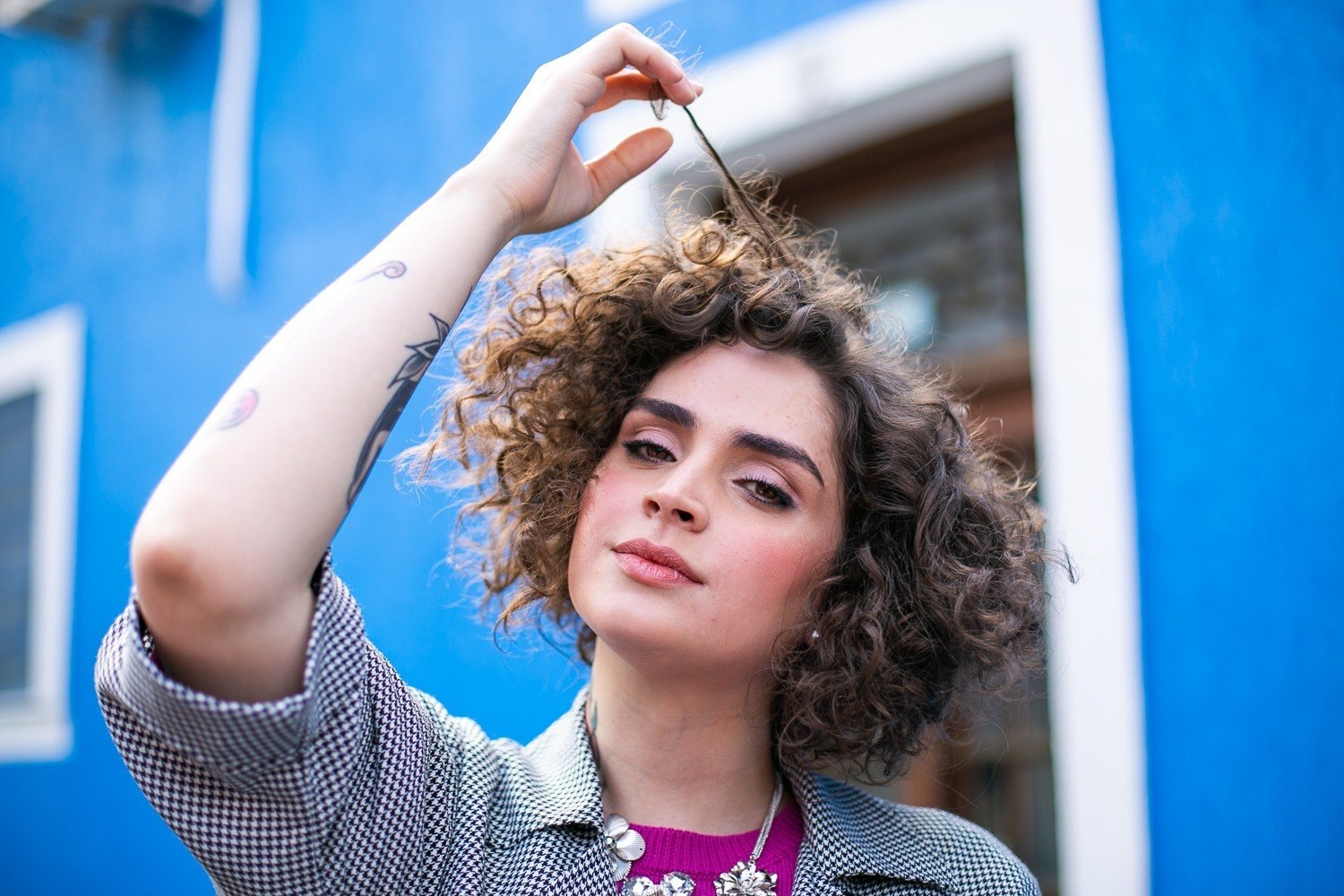 Modelo com cabelo cacheado curto