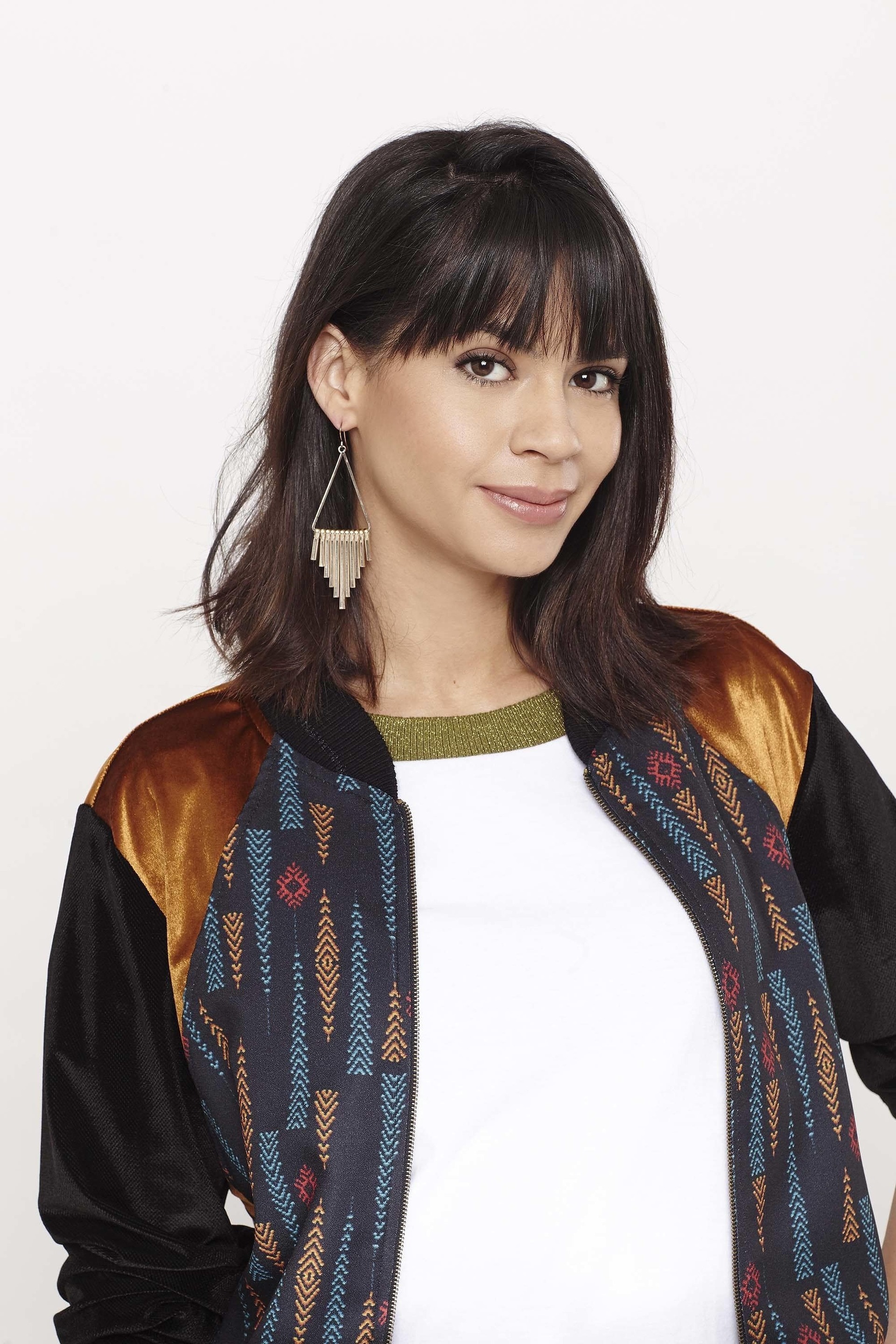Modelo com cabelo liso, castanho escuro e corte long bob com franja