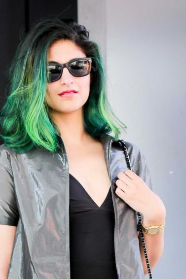 Mulher com cabelo verde vibrante