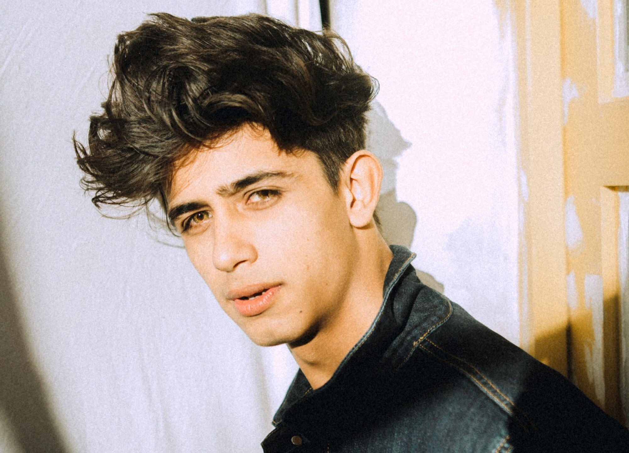 Cabelo volumoso masculino: saiba como lidar com esse tipo de fio