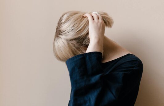 Caspa oleosa e caspa seca: entenda as diferenças e saiba como tratar cada uma delas