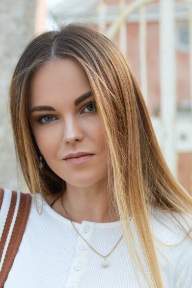 Mulher com cabelo longo e liso depois de fazer cauterização capilar