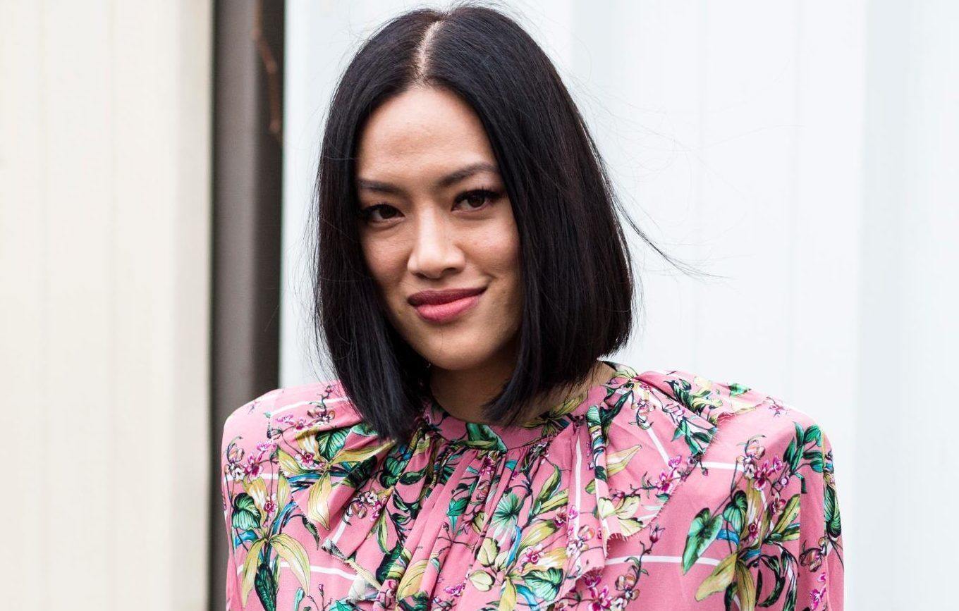 Mulher oriental com corte de cabelo chanel de bico