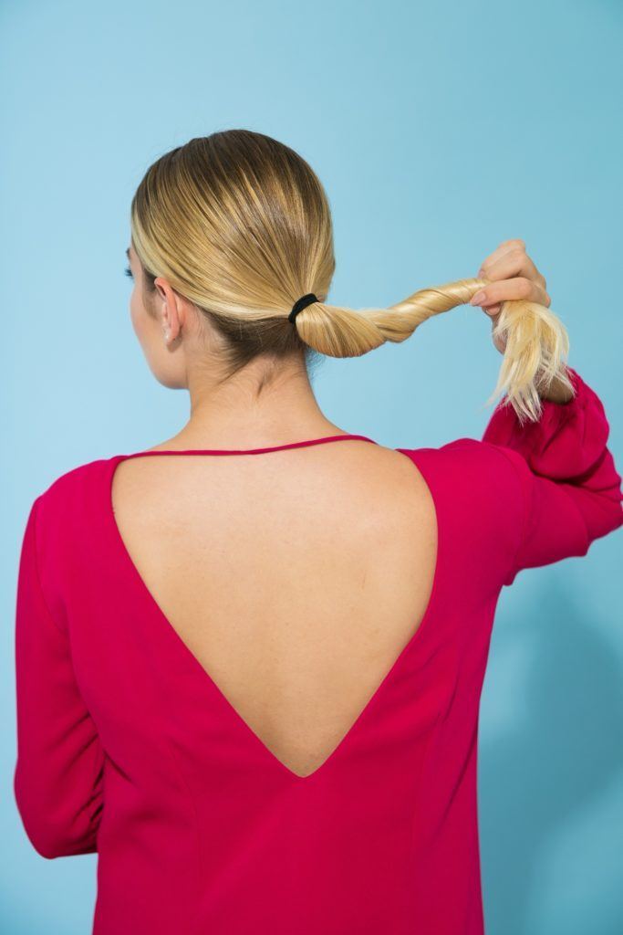 Cabelo liso loiro amarrado