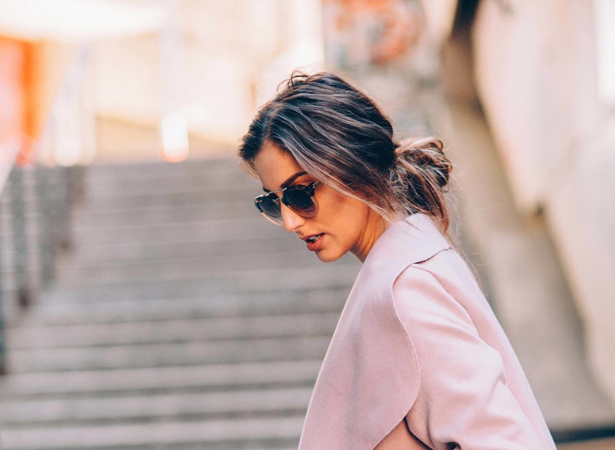 modelo com cabelo com luzes loiras: como fazer luzes no cabelo em casa