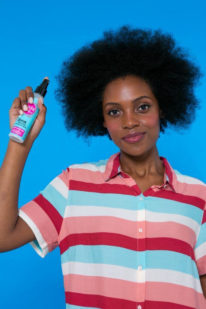 modelo aplicando o Seda Boom Day After para pentear o cabelo afro