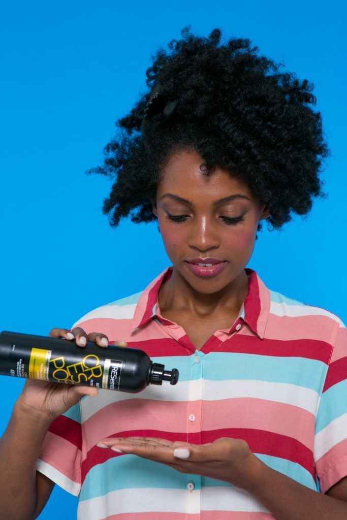 modelo de cabelo crespo aplicando o Creme de Pentear TRESemmé Crespos para pentear cabelo afro