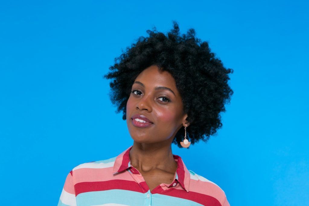 modelo de cabelo afro penteado