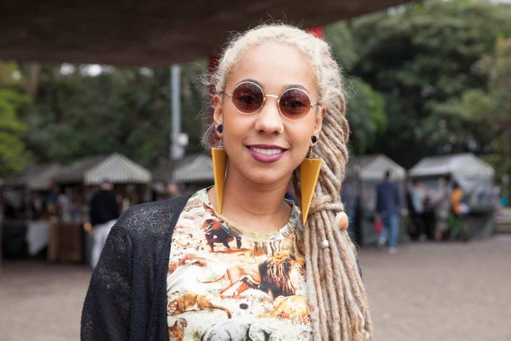 mulher com dread feminino loiro