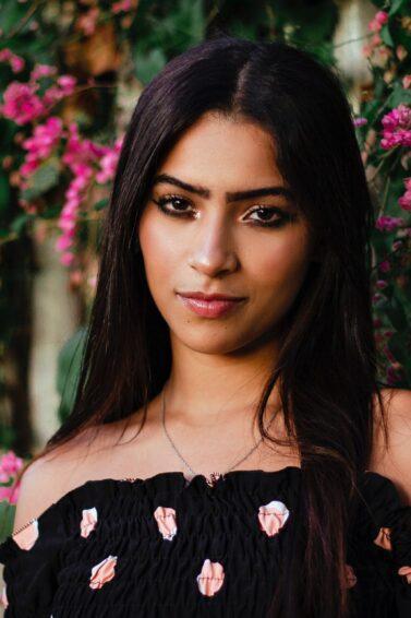 Mulher com cabelo long bob liso após usar queratina