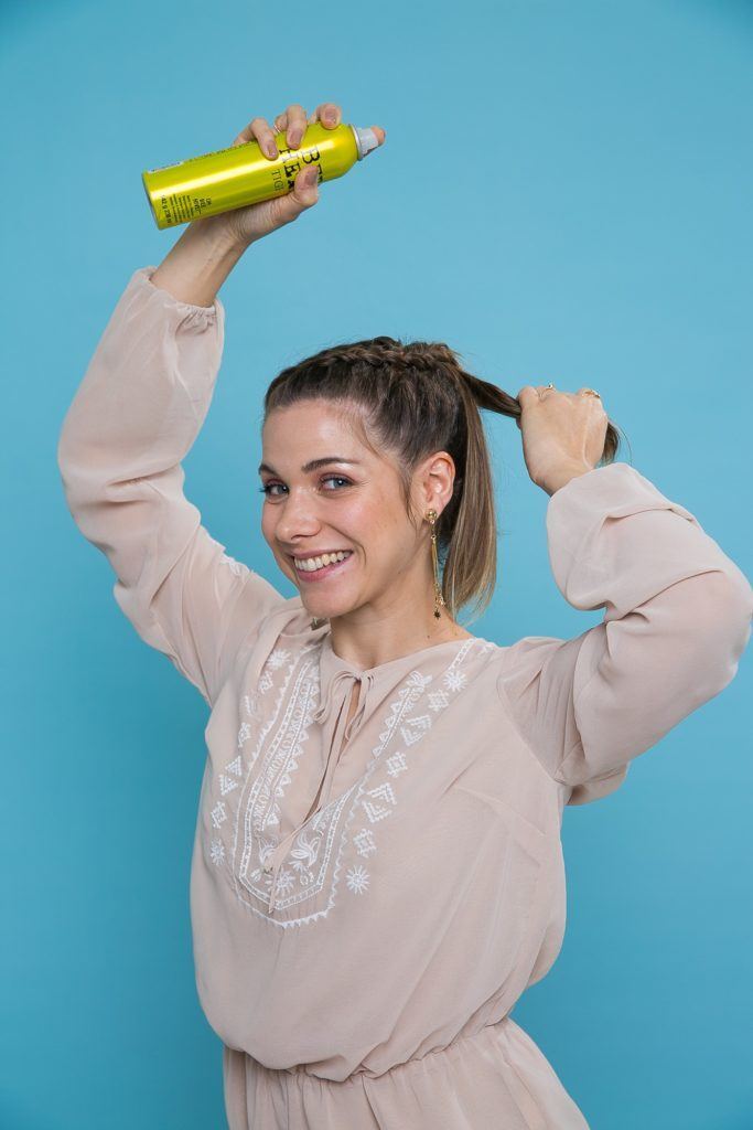 Cabelo liso curto com trança lateral
