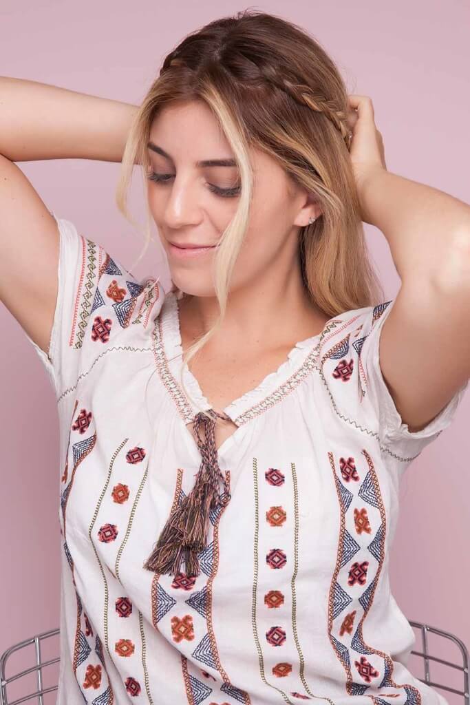 Coque baixo com coroa de trança: modelo prendendo meio rabo.