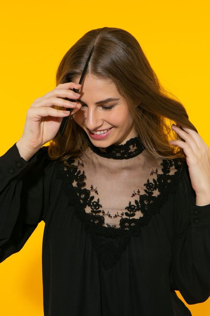  cabelo liso sendo partido ao meio