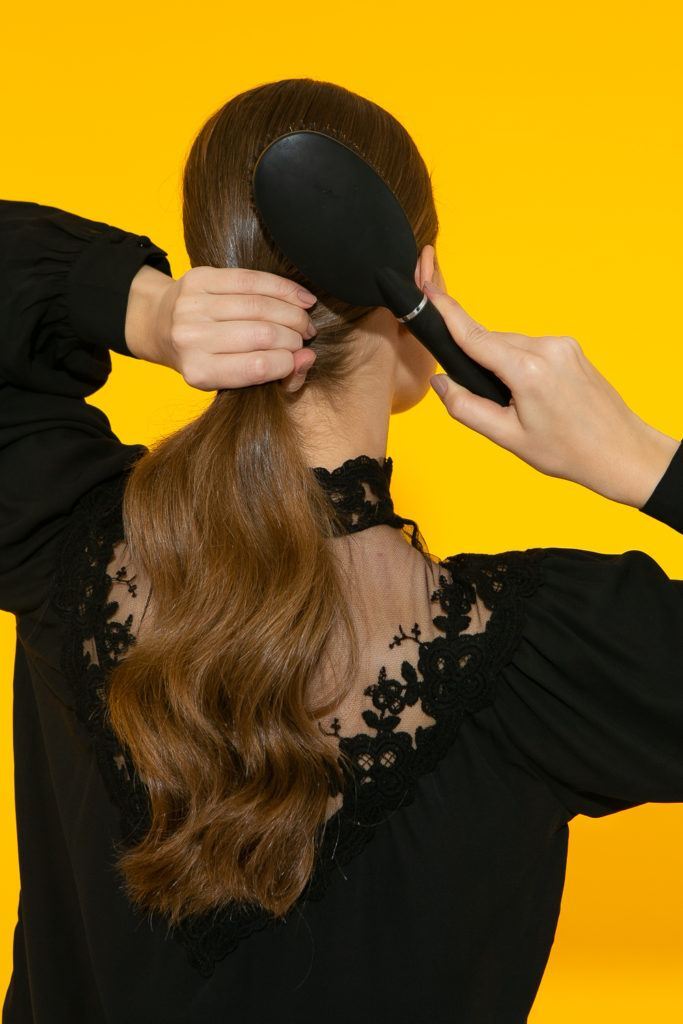  cabelo liso sendo penteado