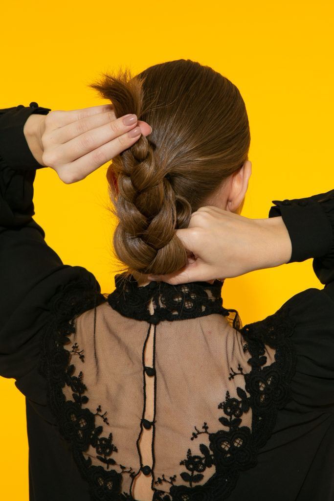  cabelo liso com trança sendo enrolado verticalmente