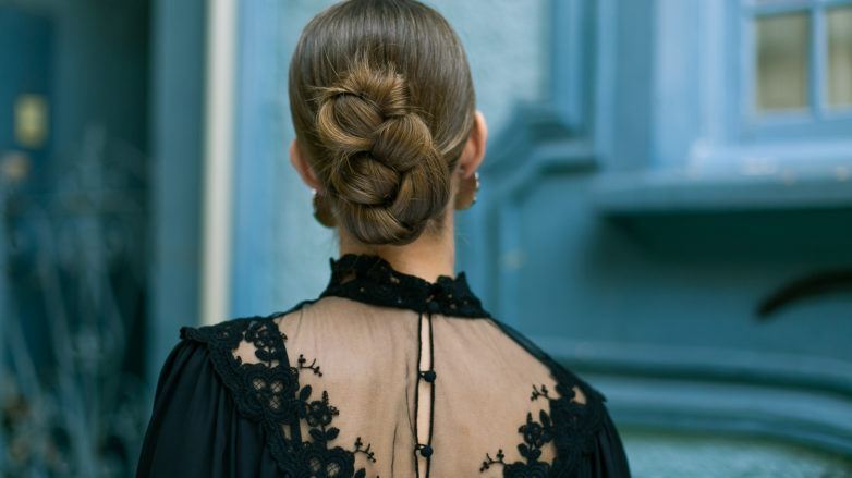 cabelo liso com coque vertical trançado